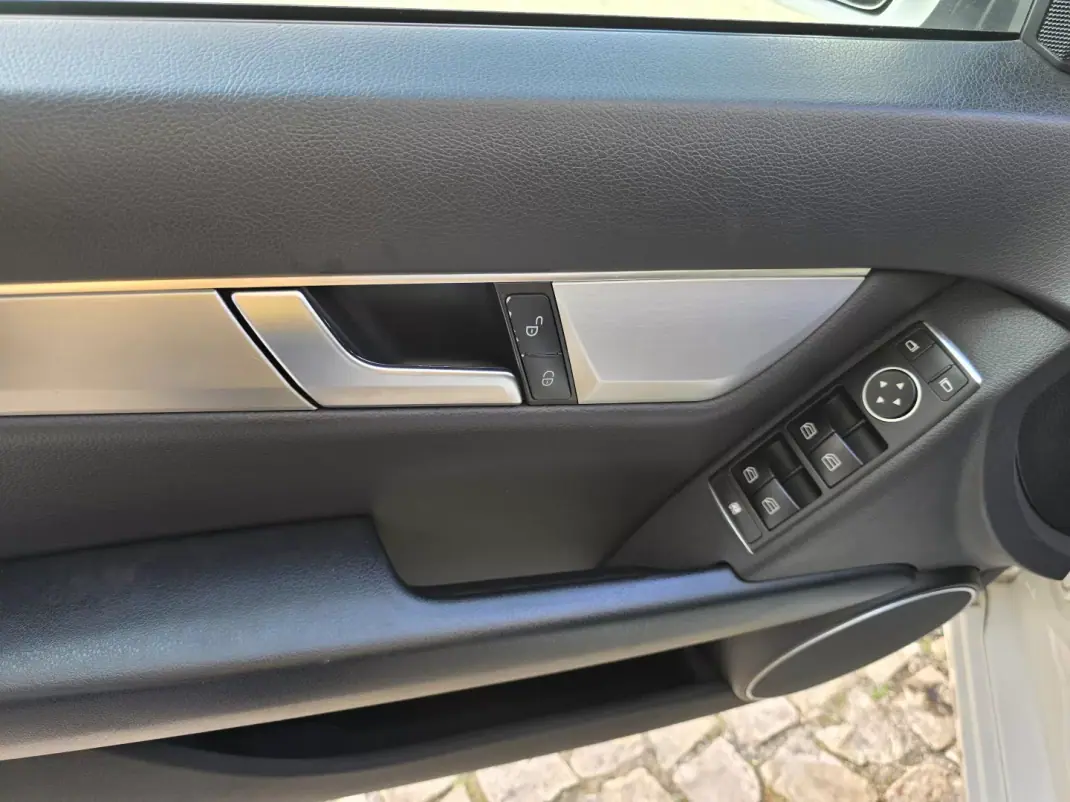 Mercedes-Benz C 200 2012 - 11990 EUR, 263748 km - AUTO.MOTO.pt - 263748km - foto 7 de 24