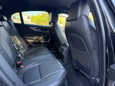 Jaguar XE 2019 - 24500 EUR, 127874 km - AUTO.MOTO.pt - 127874km - foto 12 de 21