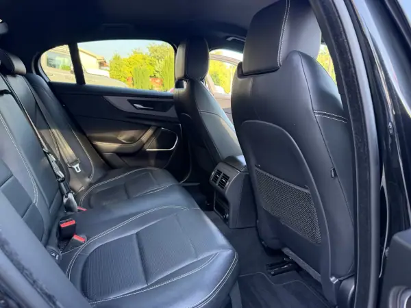Jaguar XE 2019 - 24500 EUR, 127874 km - AUTO.MOTO.pt - 127874km - foto 12 de 21