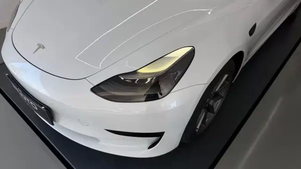 Tesla Model 3 2022 - 29990 EUR, 84000 km - AUTO.MOTO.pt - 84000km - foto 2 de 21
