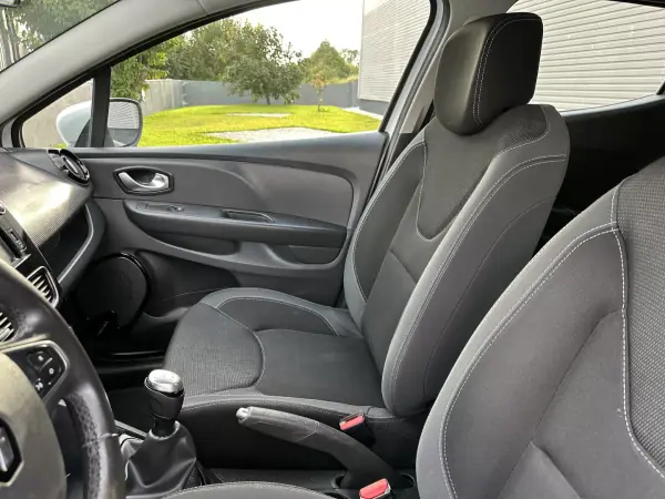 Renault Clio 2018 - 10900 EUR, 138929 km - AUTO.MOTO.pt - 138929km - foto 29 de 46