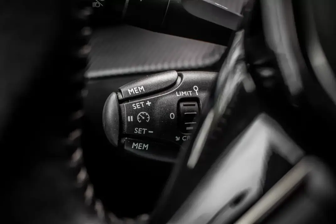 Peugeot e-2008 2021 - 20850 EUR, 60050 km - AUTO.MOTO.pt - 60050km - foto 17 de 44