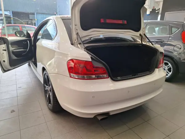 BMW 118 2011 - 11900 EUR, 243000 km - AUTO.MOTO.pt - 243000km - foto 11 de 22