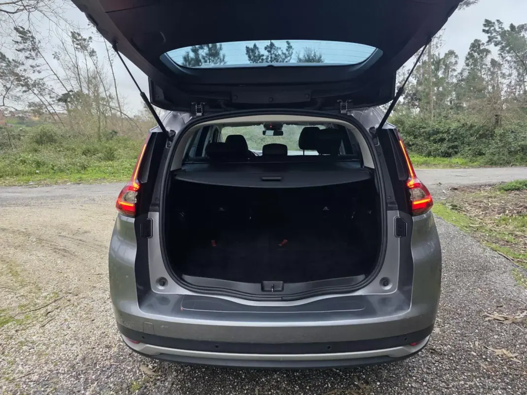 Renault Grand Scénic 2017 - 12750 EUR, 320000 km - AUTO.MOTO.pt - 320000km - foto 23 de 40