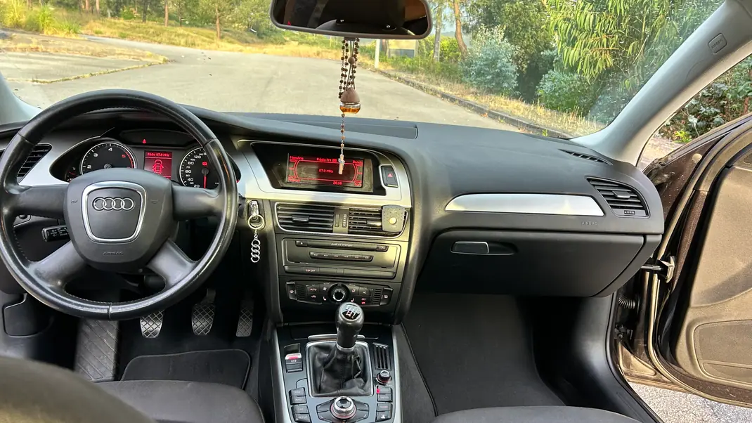 Audi A4 2008 - 7000 EUR, 395000 km - AUTO.MOTO.pt - 395000km - foto 6 de 8