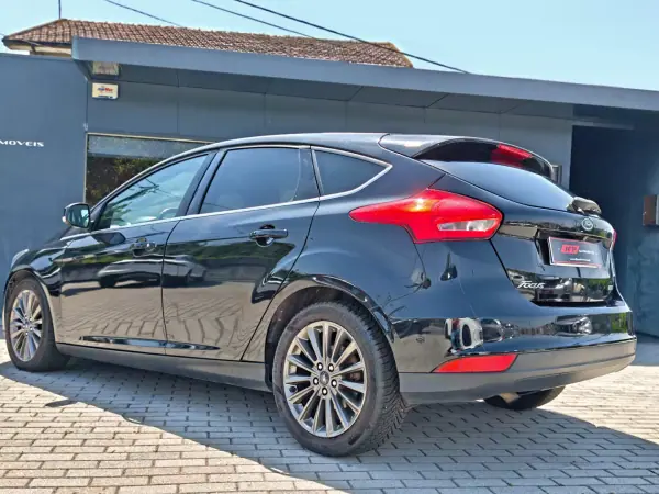 Ford Focus 2018 - 11500 EUR, 95000 km - AUTO.MOTO.pt - 95000km - foto 8 de 23