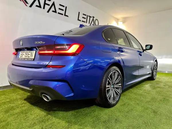 BMW 330e 2019 - 29750 EUR, 99000 km - AUTO.MOTO.pt - 99000km - foto 11 de 46