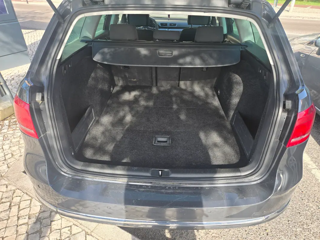 Volkswagen Passat Variant 2012 - 11000 EUR, 210000 km - AUTO.MOTO.pt - 210000km - foto 7 de 9
