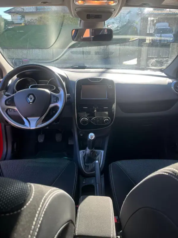 Renault Clio Sport Tourer 2015 - 10750 EUR, 122000 km - AUTO.MOTO.pt - 122000km - foto 9 de 12