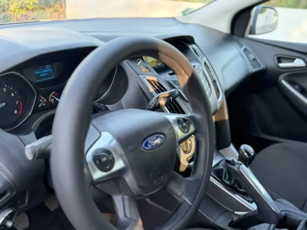 Ford Focus SW 2013 - 6999 EUR, 150000 km - AUTO.MOTO.pt - 150000km - foto 6 de 8