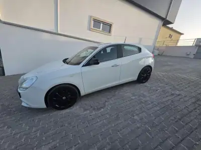 Alfa Romeo Giulietta 2015 - 13500 EUR, 148000 km - AUTO.MOTO.pt - 148000km - foto 17 de 49