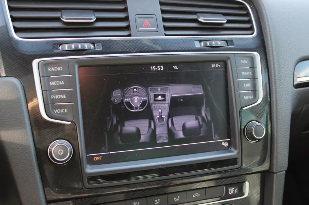 Volkswagen Golf 2015 - 12900 EUR, 233561 km - AUTO.MOTO.pt - 233561km - foto 25 de 27