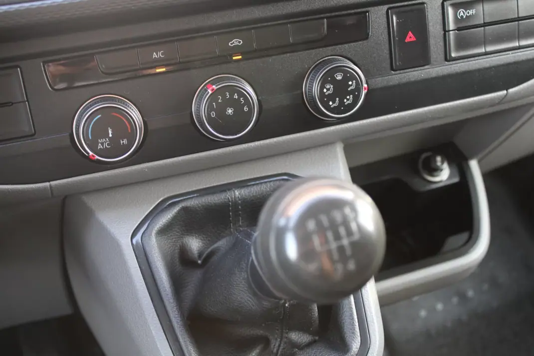 VW Transporter 2.0 TDI Confortline Extra AC 2020 - 17990 EUR, 199000 km - AUTO.MOTO.pt - 199000km - foto 23 de 24