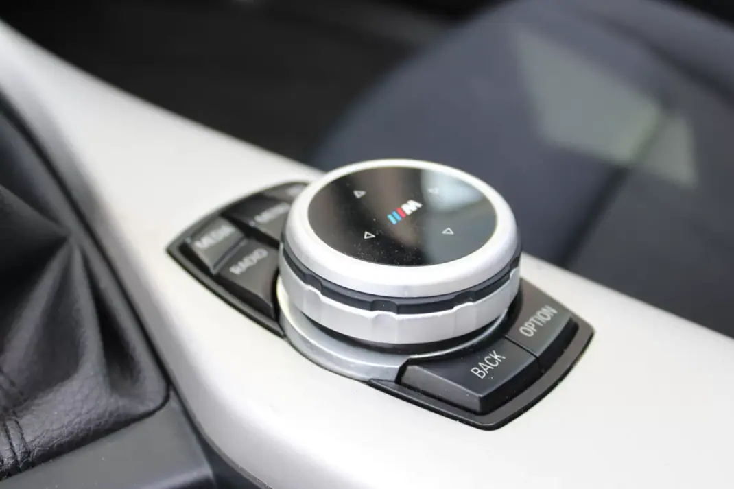 BMW 116 2013 - 9900 EUR, 211000 km - AUTO.MOTO.pt - 211000km - foto 11 de 17