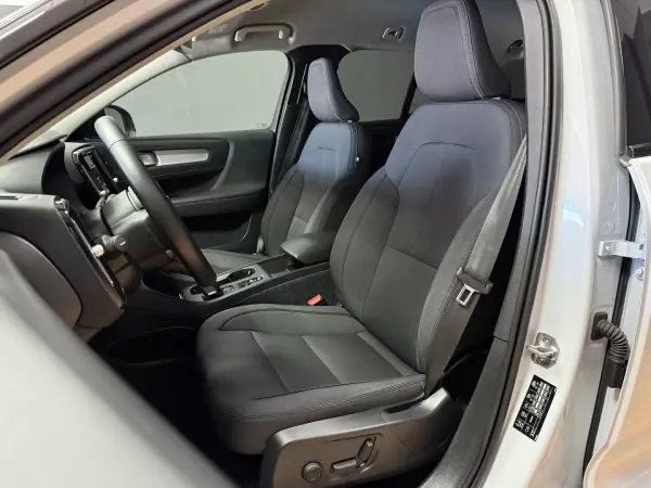 Volvo XC 40 2021 - 25750 EUR, 139987 km - AUTO.MOTO.pt - 139987km - foto 9 de 15
