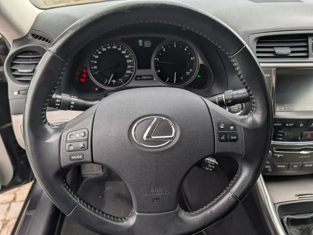 Lexus IS 220 2009 - 8500 EUR, 204441 km - AUTO.MOTO.pt - 204441km - foto 16 de 26