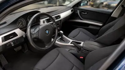 BMW 318 2012 - 10999 EUR, 210000 km - AUTO.MOTO.pt - 210000km - foto 5 de 9