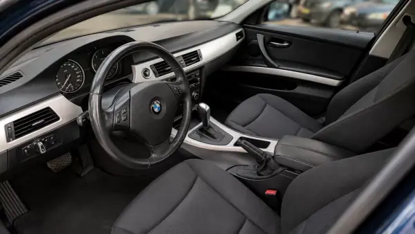 BMW 318 2012 - 10999 EUR, 210000 km - AUTO.MOTO.pt - 210000km - foto 5 de 9