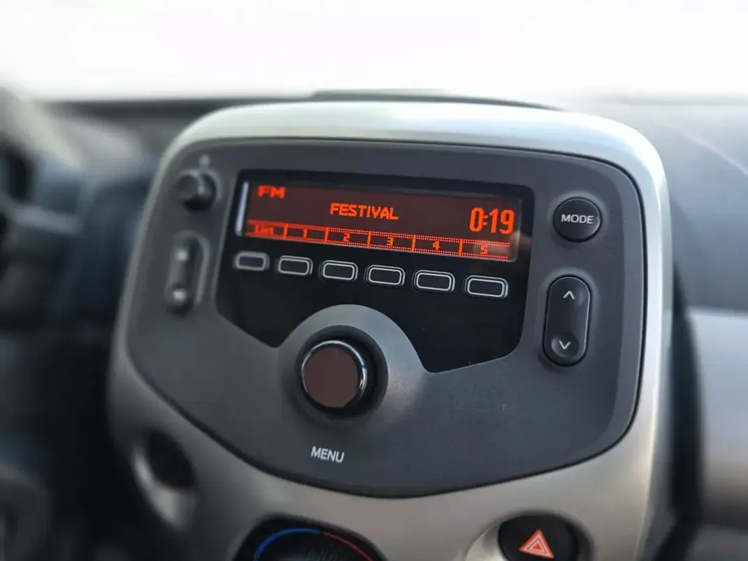 Peugeot 108 2014 - 6750 EUR, 58030 km - AUTO.MOTO.pt - 58030km - foto 15 de 28