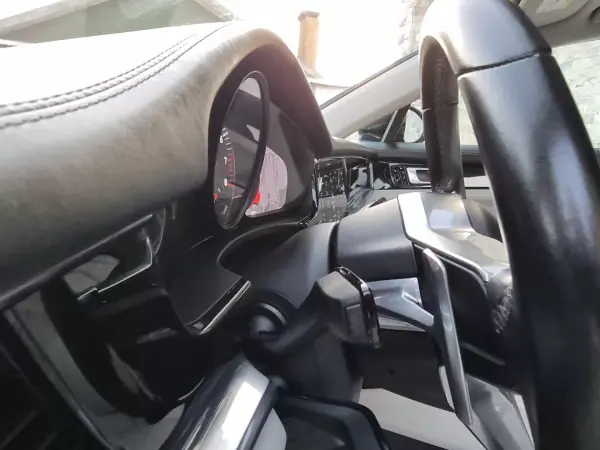 Porsche Panamera Sport Turismo 2018 - 84990 EUR, 147000 km - AUTO.MOTO.pt - 147000km - foto 40 de 50