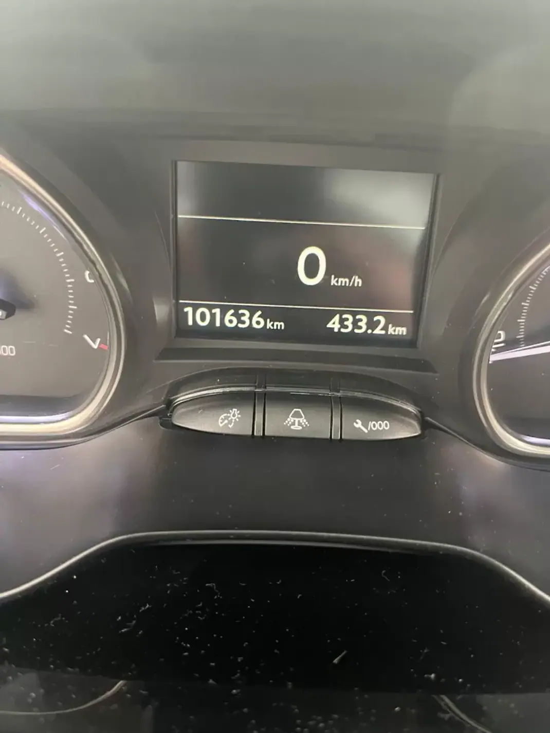Peugeot 2008 2016 - 8950 EUR, 101636 km - AUTO.MOTO.pt - 101636km - foto 8 de 11