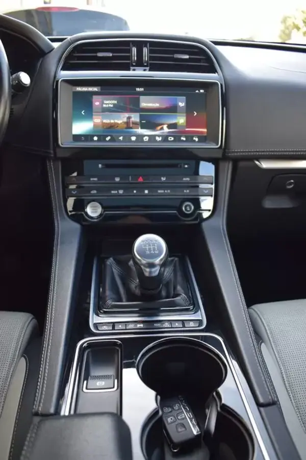 Jaguar F-Pace 2017 - 22500 EUR, 145545 km - AUTO.MOTO.pt - 145545km - foto 44 de 57