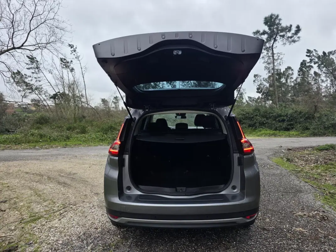 Renault Grand Scénic 2017 - 12750 EUR, 320000 km - AUTO.MOTO.pt - 320000km - foto 24 de 40