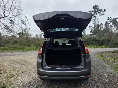 Renault Grand Scénic 2017 - 12750 EUR, 320000 km - AUTO.MOTO.pt - 320000km - foto 24 de 40