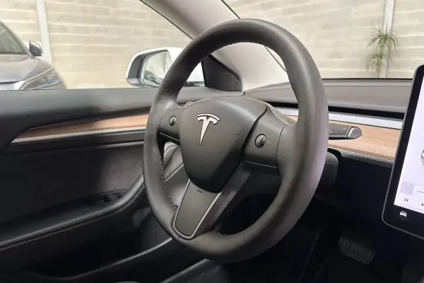 Tesla Model 3 2021 - 27450 EUR, 33801 km - AUTO.MOTO.pt - 33801km - foto 39 de 48