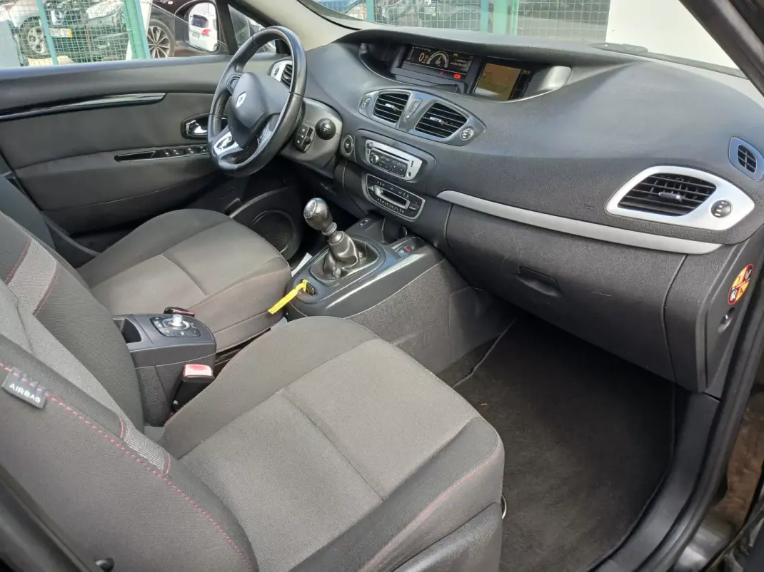 Renault Grand Scénic 2013 - 7600 EUR, 174425 km - AUTO.MOTO.pt - 174425km - foto 21 de 25