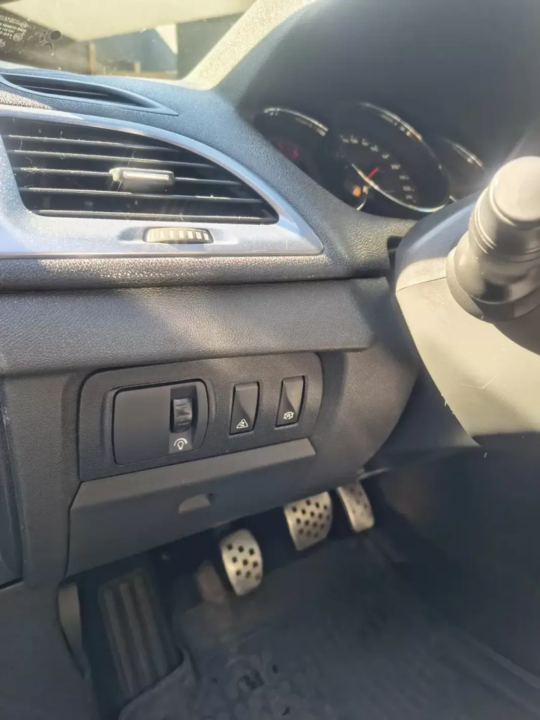 Renault Mégane 2012 - 8500 EUR, 240000 km - AUTO.MOTO.pt - 240000km - foto 12 de 26