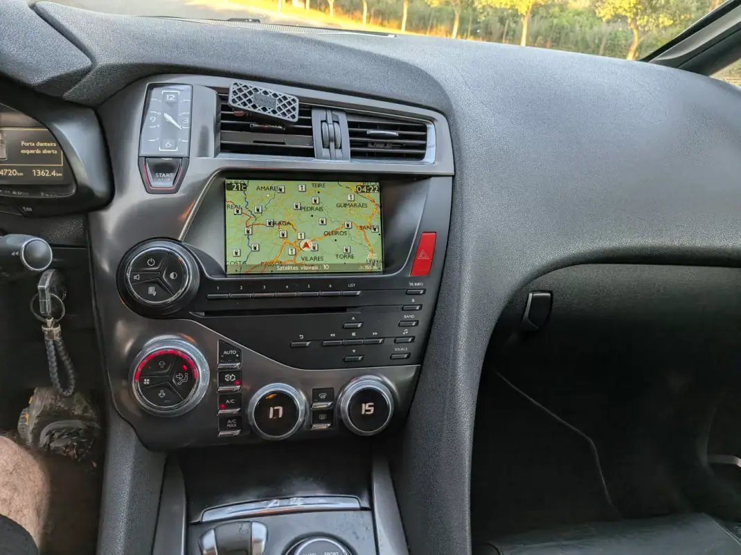 DS DS5 2014 - 10900 EUR, 19800 km - 19800km - foto 12 de 16