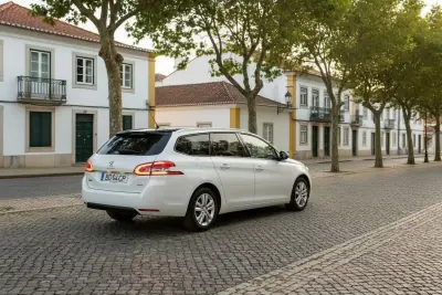 Peugeot 308 SW 2017 - 10900 EUR, 119000 km - AUTO.MOTO.pt - 119000km - foto 6 de 17
