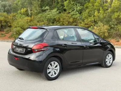 Peugeot 208 2015 - 7900 EUR, 173040 km - AUTO.MOTO.pt - 173040km - foto 20 de 25