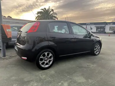 Fiat Punto 2018 - 8999 EUR, 169456 km - AUTO.MOTO.pt - 169456km - foto 5 de 16