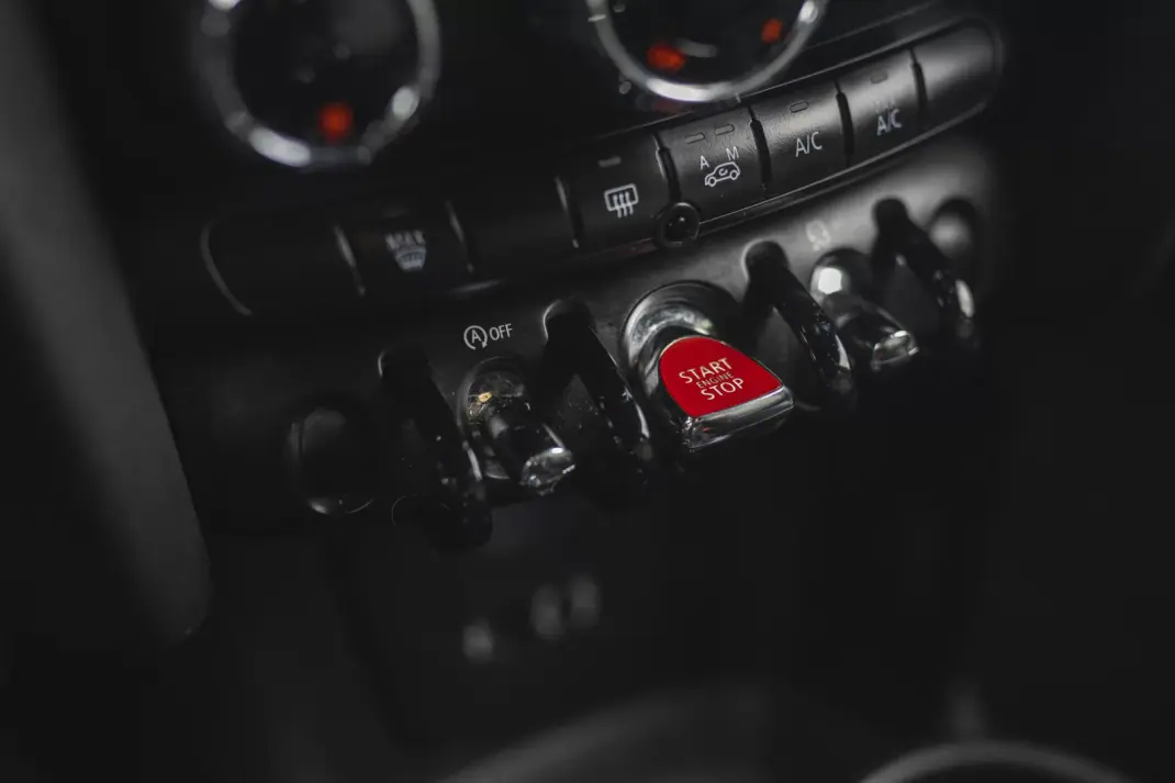 MINI Cooper 2015 - 14500 EUR, 211994 km - AUTO.MOTO.pt - 211994km - foto 22 de 31