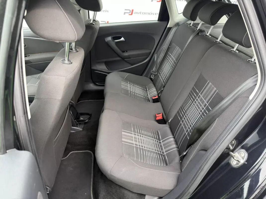 Volkswagen Polo 2015 - 10450 EUR, 133800 km - AUTO.MOTO.pt - 133800km - foto 12 de 12