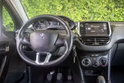 Peugeot 208 2015 - 9900 EUR, 153000 km - AUTO.MOTO.pt - 153000km - foto 14 de 16