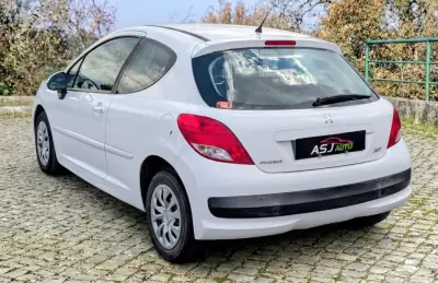 Peugeot 207 2011 - 4250 EUR, 196414 km - AUTO.MOTO.pt - 196414km - foto 9 de 16