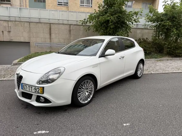Alfa Romeo Giulietta 2014 - 7950 EUR, 197000 km - AUTO.MOTO.pt - 197000km - foto 3 de 15
