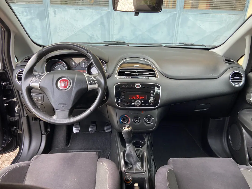 Fiat Punto 2014 - 7890 EUR, 176200 km - AUTO.MOTO.pt - 176200km - foto 11 de 14