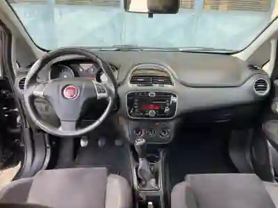 Fiat Punto 2014 - 7890 EUR, 176200 km - AUTO.MOTO.pt - 176200km - foto 11 de 14