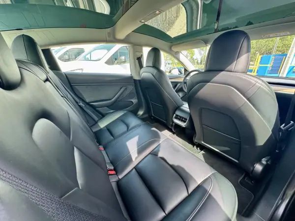 Tesla Model 3 2022 - 28690 EUR, 82305 km - AUTO.MOTO.pt - 82305km - foto 28 de 31