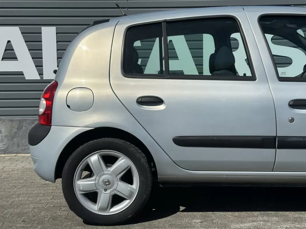Renault Clio 2002 - 2750 EUR, 240000 km - AUTO.MOTO.pt - 240000km - foto 7 de 25