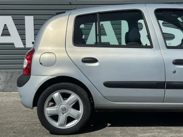 Renault Clio 2002 - 2750 EUR, 240000 km - AUTO.MOTO.pt - 240000km - foto 7 de 25