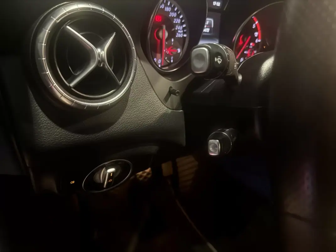 Mercedes-Benz CLA 200 2015 - 22900 EUR, 140000 km - AUTO.MOTO.pt - 140000km - foto 11 de 14