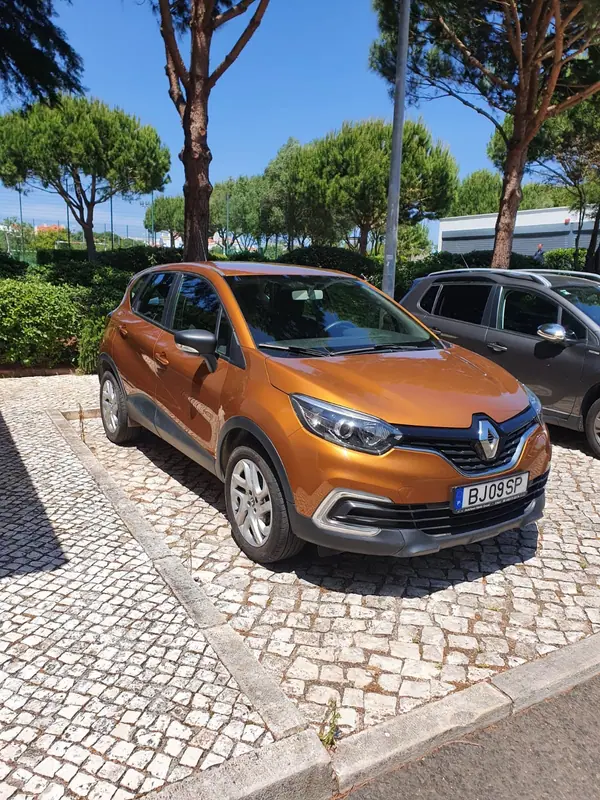 Renault Captur 2017 - 9400 EUR, 103000 km - AUTO.MOTO.pt - 103000km - foto 3 de 13