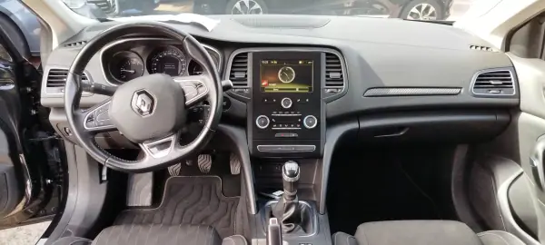 Renault Mégane 2019 - 16950 EUR, 140000 km - AUTO.MOTO.pt - 140000km - foto 5 de 9