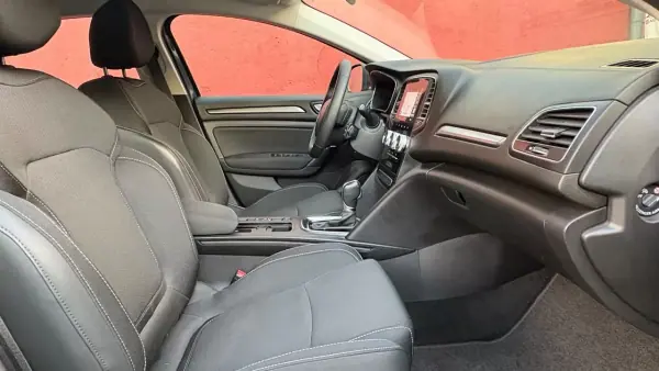 Renault Mégane Sport Tourer 2021 - 14900 EUR, 104000 km - AUTO.MOTO.pt - 104000km - foto 11 de 12