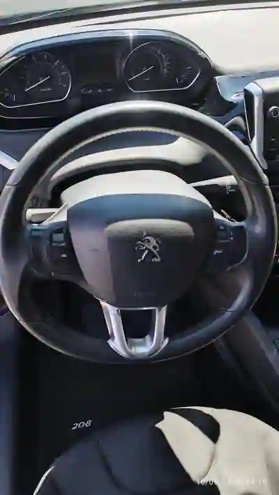 Peugeot 208 2015 - 7000 EUR, 133000 km - 133000km - foto 12 de 15